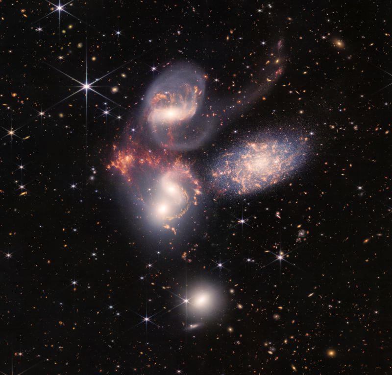美国国家航空航天局的詹姆斯·韦伯太空望远镜用新图像揭示了宇宙中一些最遥远的事件和物体. 🌌🌠
  
世界上最强大的太空望远镜将为该领域提供新的见解