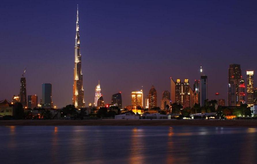 夜晚的迪拜城市天际线