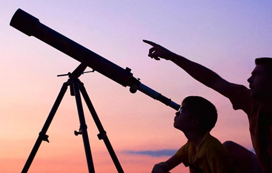黄昏时分，父子俩透过望远镜眺望