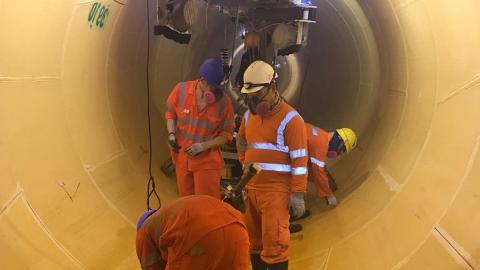 穿着个人防护装备的团队在隧道内工作-多哈南部污水首页项目