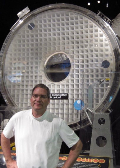 卡尔·威德里格用太空望远镜的镜子